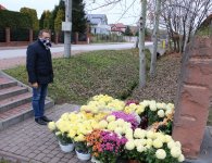 Chryzantemy w miejscach pamięci w powiecie