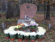 Chryzantemy w miejscach pamięci w powiecie
