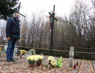Chryzantemy w miejscach pamięci w powiecie
