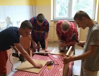 Młodzież pomaga ptakom przetrwać zimę