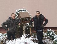 Młodzież pomaga ptakom przetrwać zimę