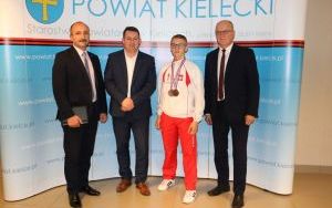 Stefan Bąk, członek Zarządu Powiatu w Kielcach podsumowuje działania w dziedzinie ochrony zdrowia i pomocy społecznej  (10)