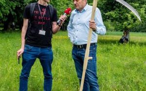 Sianokosy w Tokarni. Przypomnieli o dawnym zwyczaju ludowym  (16)