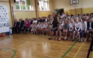 Uczniowie ze świadectwami, a szkoła z nowym boiskiem  (1)