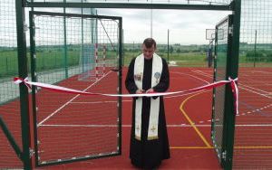 Uczniowie ze świadectwami, a szkoła z nowym boiskiem  (4)
