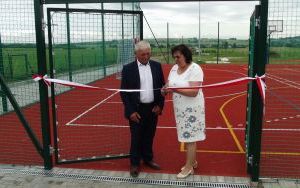 Uczniowie ze świadectwami, a szkoła z nowym boiskiem  (5)