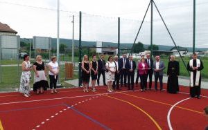 Uczniowie ze świadectwami, a szkoła z nowym boiskiem  (1)