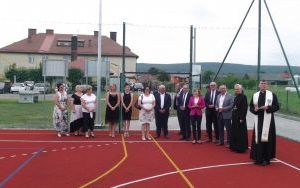 Uczniowie ze świadectwami, a szkoła z nowym boiskiem  (2)