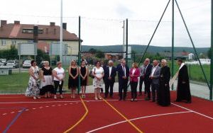 Uczniowie ze świadectwami, a szkoła z nowym boiskiem  (3)
