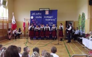 Uczniowie ze świadectwami, a szkoła z nowym boiskiem  (4)
