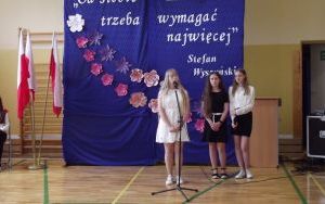 Uczniowie ze świadectwami, a szkoła z nowym boiskiem  (6)