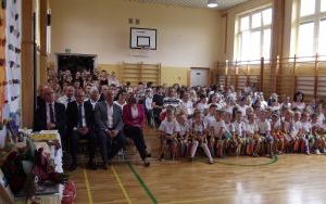 Uczniowie ze świadectwami, a szkoła z nowym boiskiem  (7)