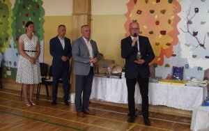 Uczniowie ze świadectwami, a szkoła z nowym boiskiem  (2)