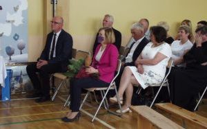 Uczniowie ze świadectwami, a szkoła z nowym boiskiem  (4)