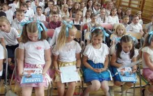 Uczniowie ze świadectwami, a szkoła z nowym boiskiem  (5)