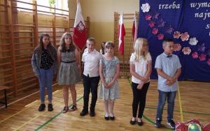 Uczniowie ze świadectwami, a szkoła z nowym boiskiem  (6)