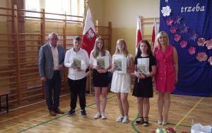 Uczniowie ze świadectwami, a szkoła z nowym boiskiem  (7)