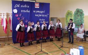 Uczniowie ze świadectwami, a szkoła z nowym boiskiem 
