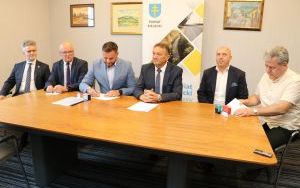 Umowa na drogę w Chrustach podpisana  (1)