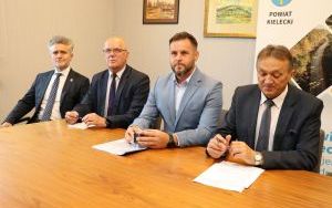 Umowa na drogę w Chrustach podpisana  (2)