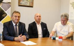 Umowa na drogę w Chrustach podpisana  (1)