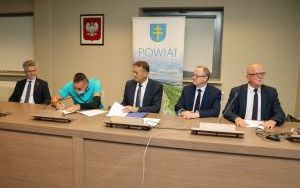 Podpisanie umów na powstanie nowych stanowisk pracy  (1)