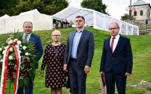 Odbudowany kopiec już poświęcony i odsłonięty (1)