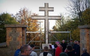 Krzyż morowy stanął na Świętym Krzyż (6)