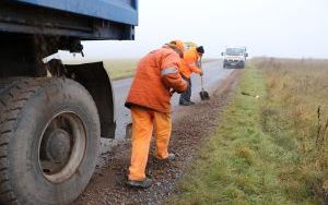 Drogowcy pracują przy bieżącym utrzymaniu dróg (1)