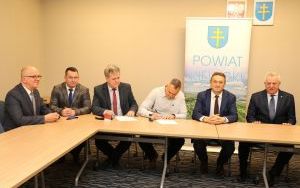 Podpisaliśmy kolejne umowy na rozbudowy dróg powiatowych (8)