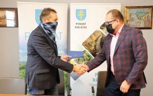 Podpisanie umów w starostwie (4)