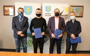 Podpisanie umów w starostwie (7)