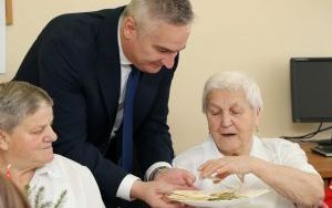 Starosta kielecki Mirosław Gębski z życzeniami u seniorów (14)
