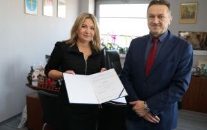 Starosta kielecki Mirosław Gębski wręczył akt nadania stopnia awansu zawodowego nauczyciela mianowanego (2)