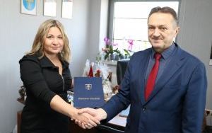 Starosta kielecki Mirosław Gębski wręczył akt nadania stopnia awansu zawodowego nauczyciela mianowanego (3)
