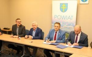 Umowa na e-geodezję podpisana  (2)