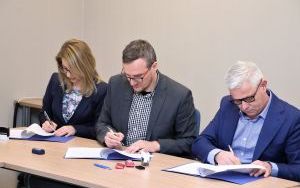 Umowa na e-geodezję podpisana  (2)