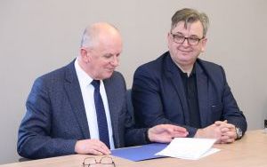 Umowa na e-geodezję podpisana  (4)