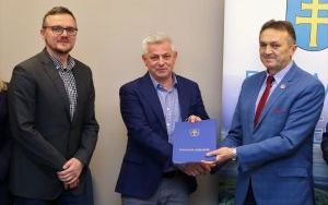 Umowa na e-geodezję podpisana  (1)