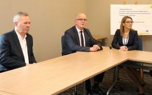 W Starostwie Powiatowym w Kielcach podpisano umowę na zakup tomografu komputerowego do PCUM. (4)