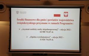 Podpisanie umowy na asystentów osobistych osób niepełnosprawnych  (1)