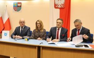 Podpisanie umowy na asystentów osobistych osób niepełnosprawnych  (4)