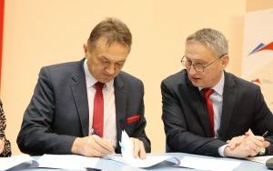 Podpisanie umowy na asystentów osobistych osób niepełnosprawnych  (5)
