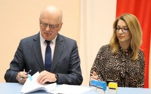 Podpisanie umowy na asystentów osobistych osób niepełnosprawnych  (2)