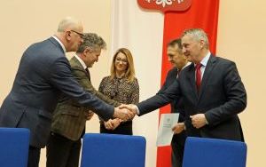 Podpisanie umowy na asystentów osobistych osób niepełnosprawnych  (5)