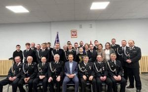 Druhowie OSP z nowym wozem  (1)