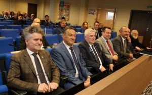 Wręczyliśmy akty nadania tytułów Honorowy Obywatel Powiatu Kieleckiego i Zasłużony dla Powiatu Kieleckiego (1)