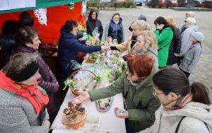 Kolorowy kiermasz w Chmielniku (1)