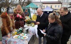 Kolorowy kiermasz w Chmielniku (2)