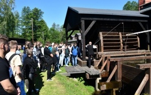 Mechanicy z PZS w Łopusznie na lekcjach w Zabytkowym Zakładzie Hutniczym w Maleńcu (7)